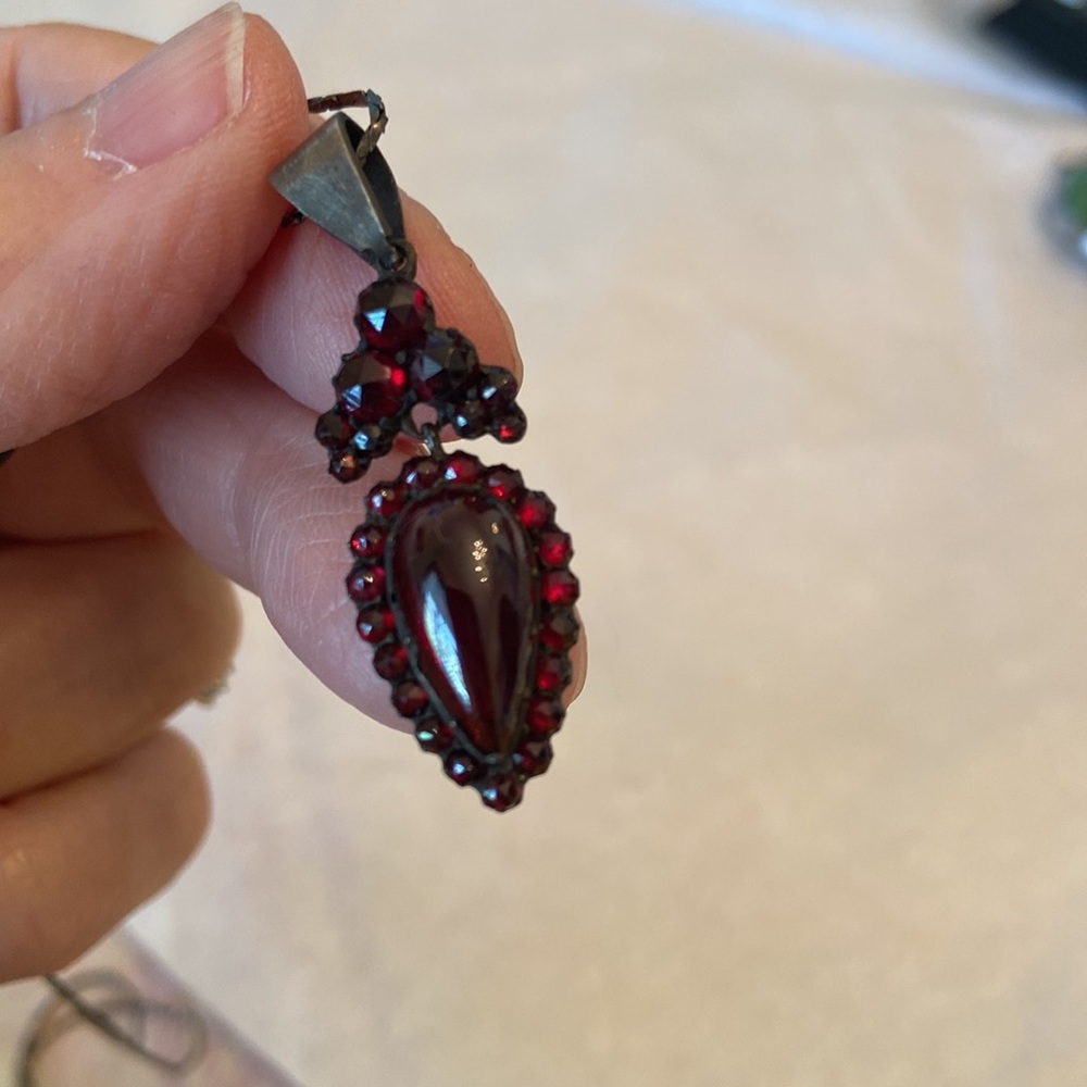 Bohemian garnet inverted teardrop pendant on sterling chain. Rare form. - Picture 3 of 6